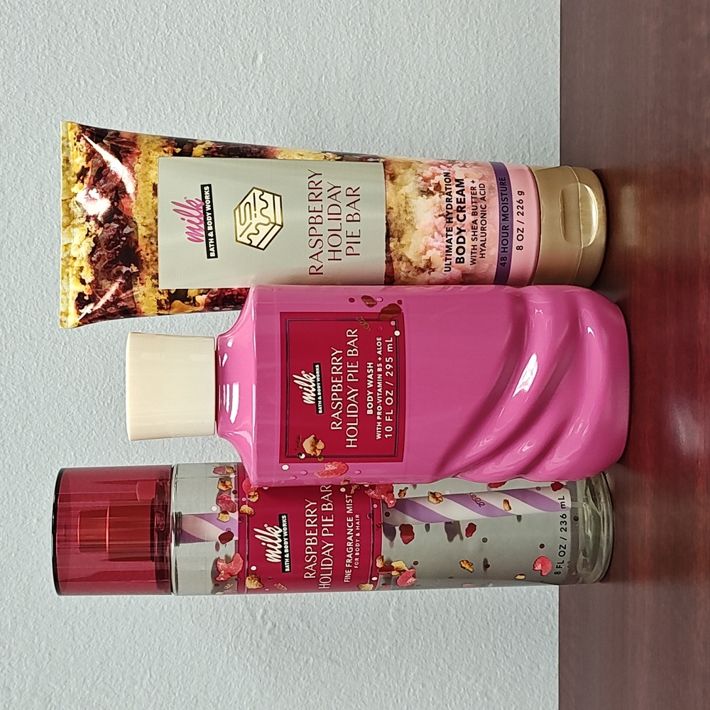 Bath & Body Works RASPBERRY HOLIDAY PIE BAR 3 Piece Body Care Bundle Set